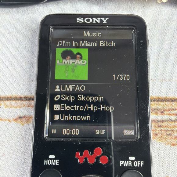 Sony Walkman NWZ-E436F 4GB Digital Media Player Black - Picture 2 of 6